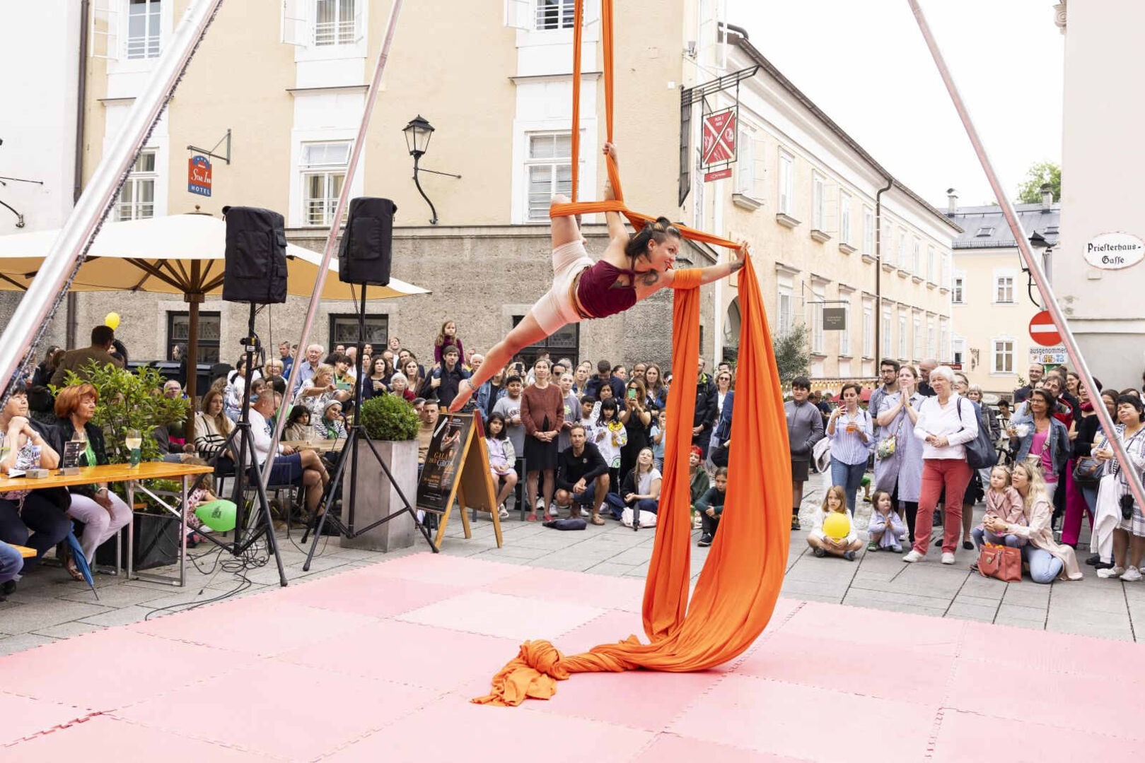 Eine Performance von einer Akrobatin.