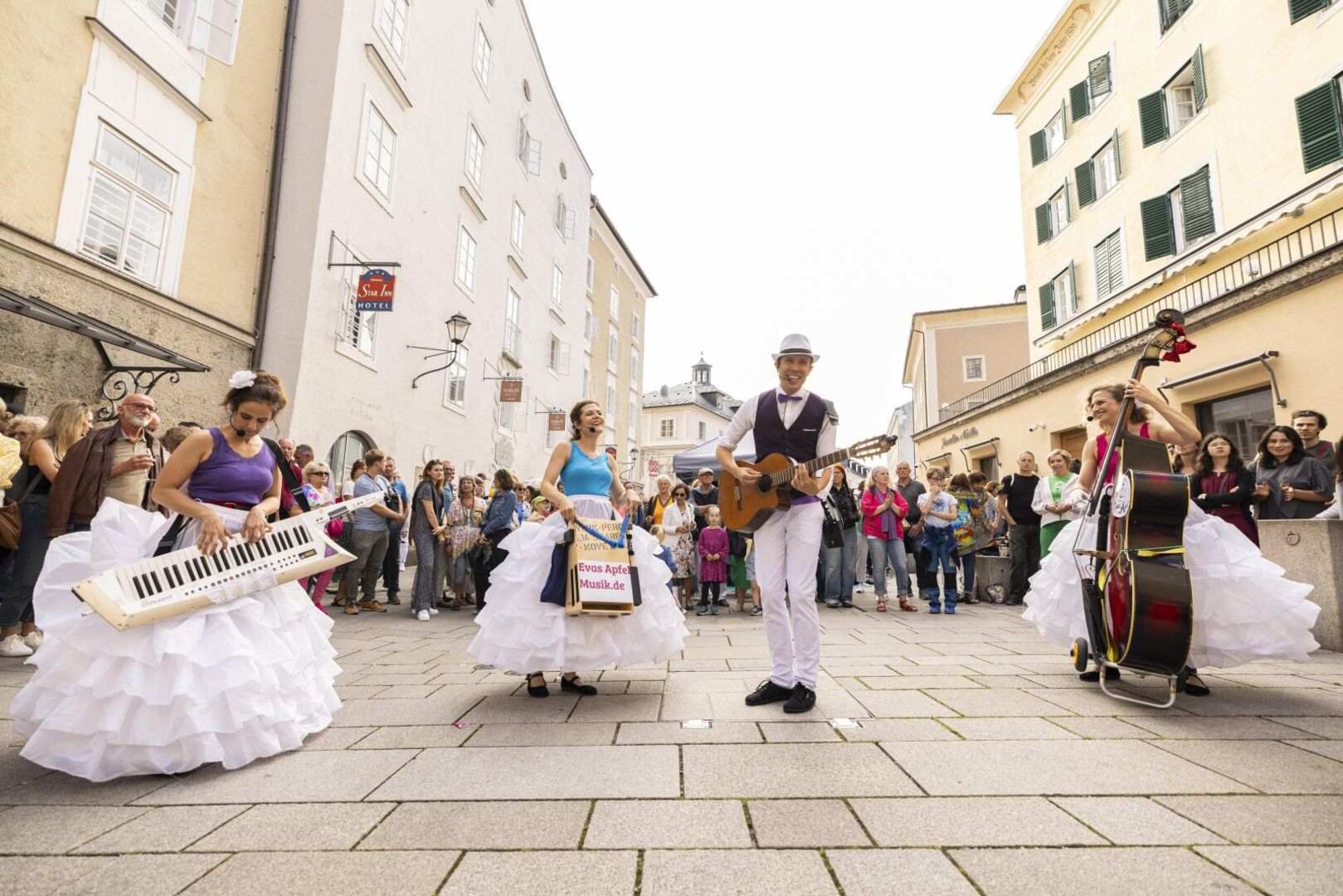 Tanzperformance beim neuen Stadtviertelfest.