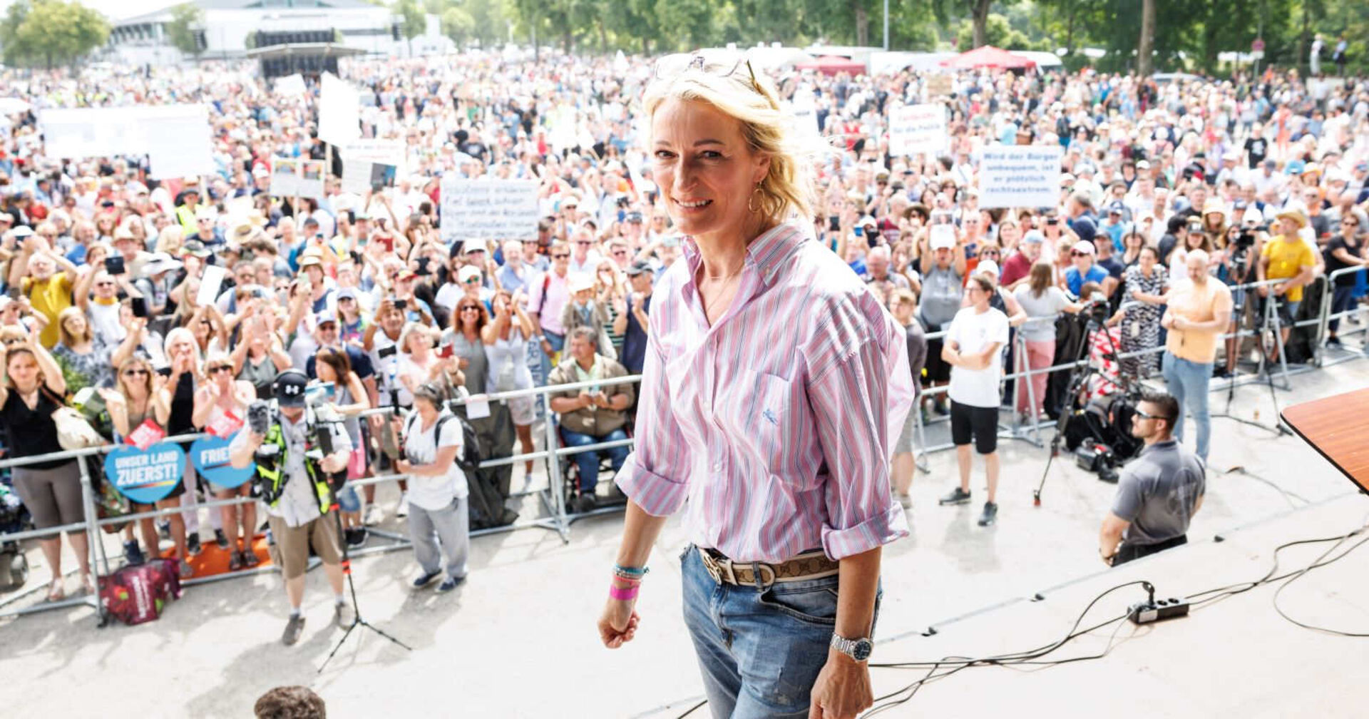 Monika Gruber auf der Bühne vor vielen Demonstranten.