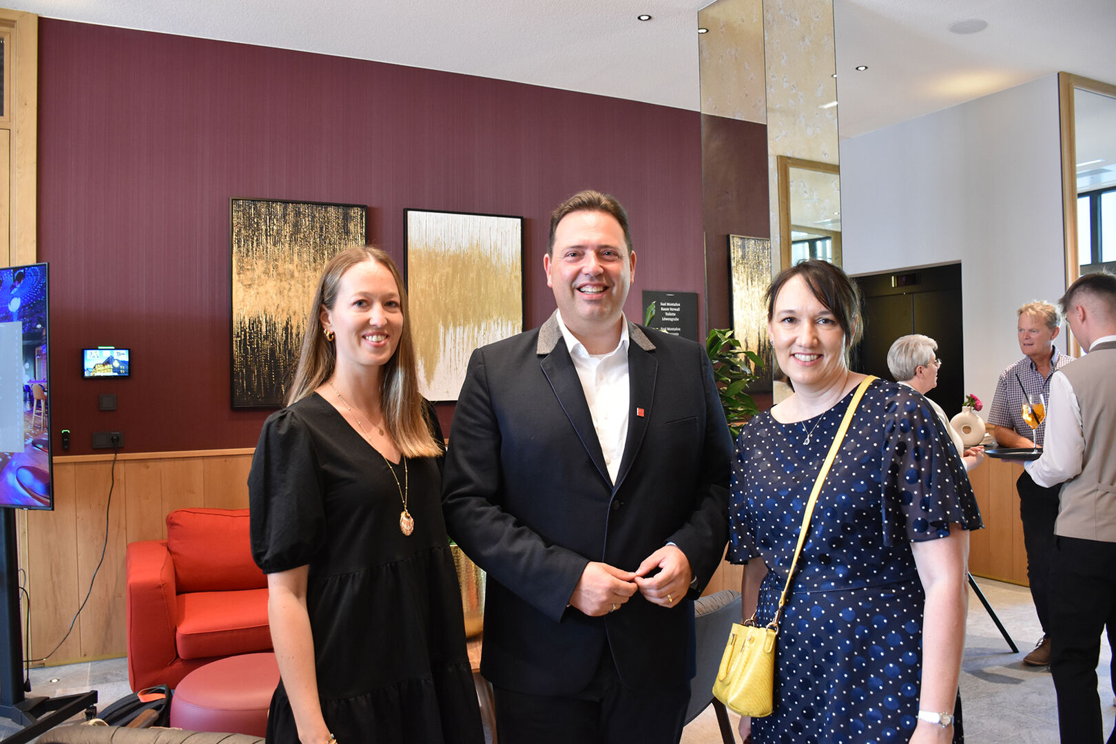 Manuel Bitschnau (GF Montafon Tourismus) mit Kerstin Biedermann-Smith (WKO) (re.) &amp; Bernadette Biedermann