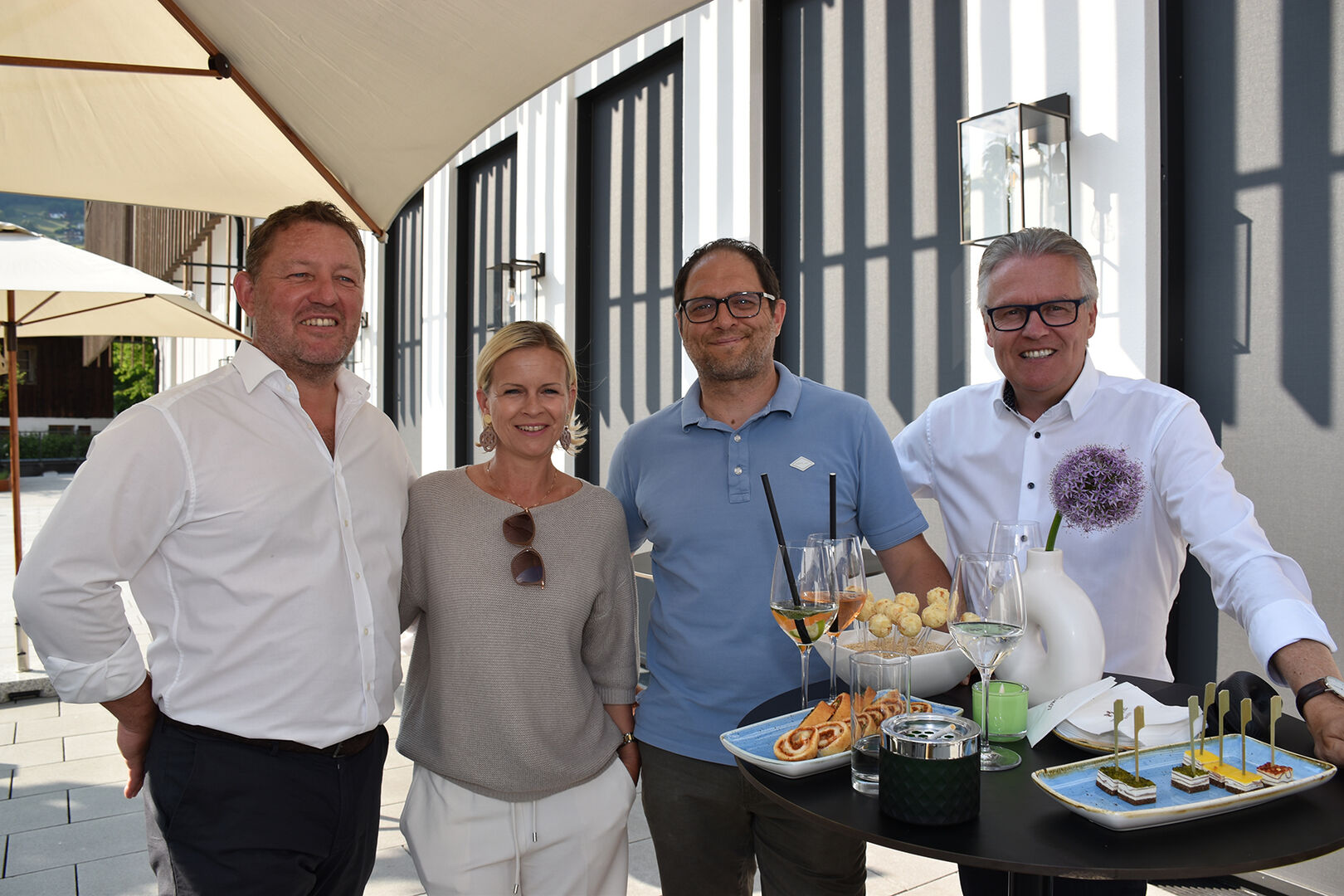 Harald Bitschnau (Bauwerkarchitektur ZT) mit  Annett sowie Jürgen Haller und Reinhard Wachter von WIMO (Wirtschaft Montafon) (v. li.)