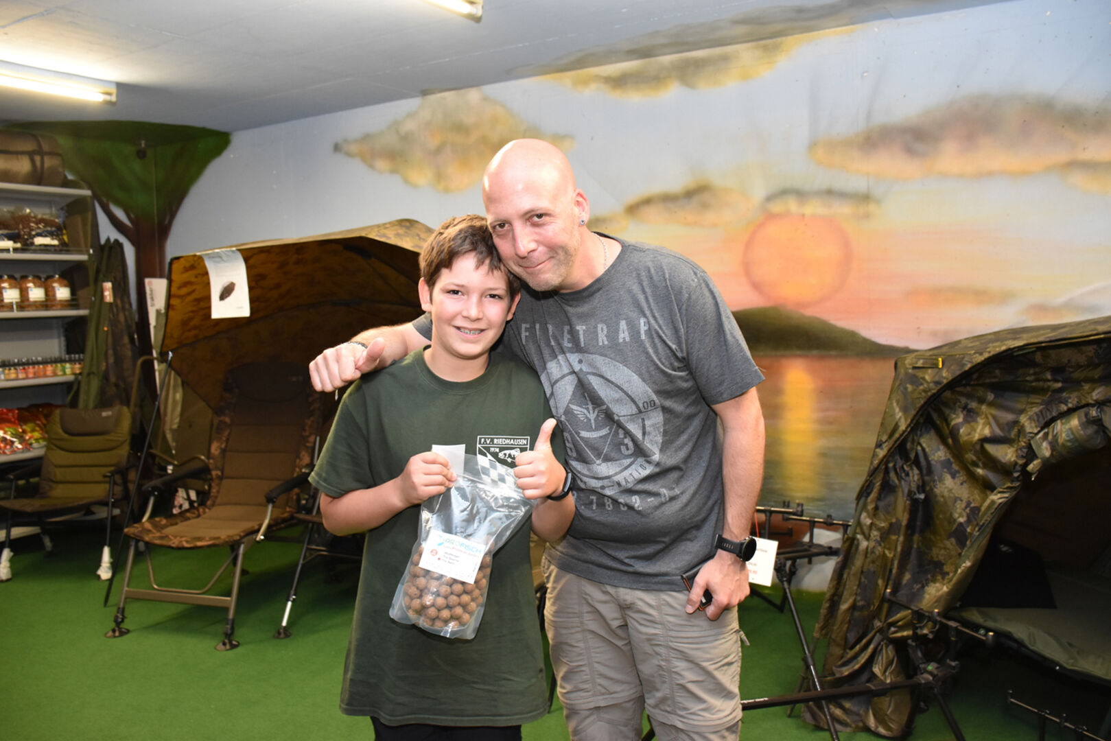 Jan geht mit Papa Michael Hofmänner auf Karpfenfang.