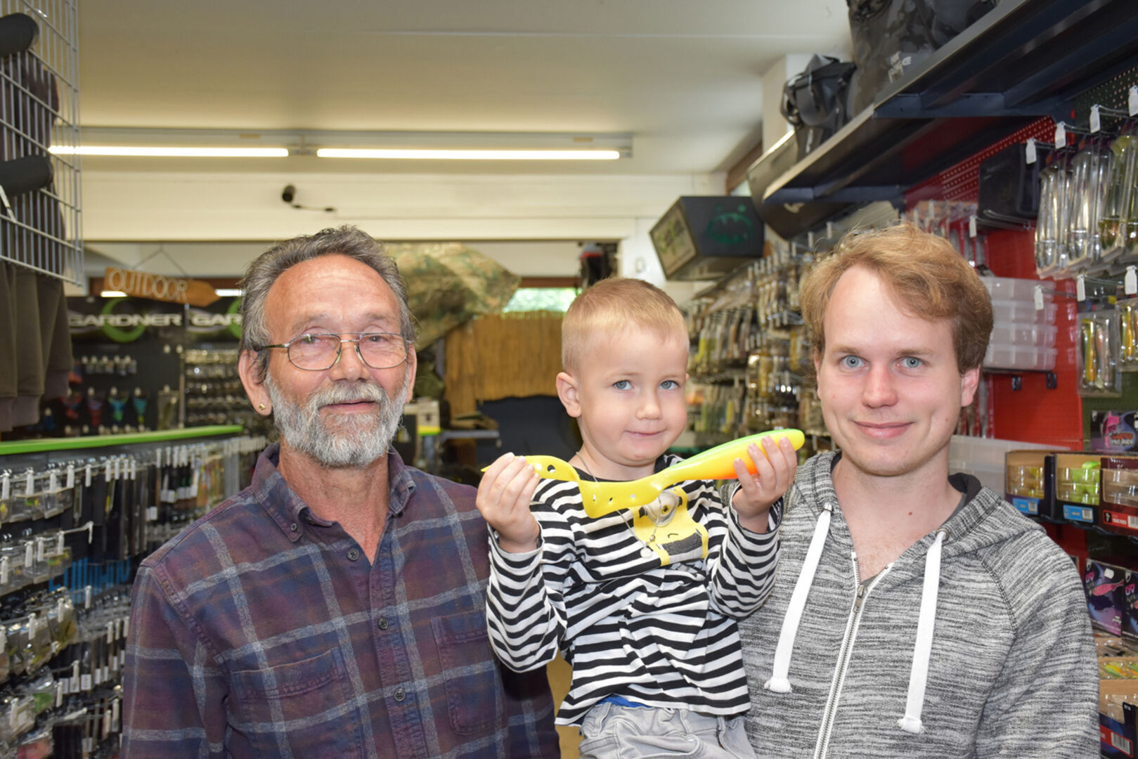 Eine Angel hat er, aber noch nichts gefangen: Sebastian (4 Jahre) mit Opa Fredy (li.) und Onkel Michael Kyburz.