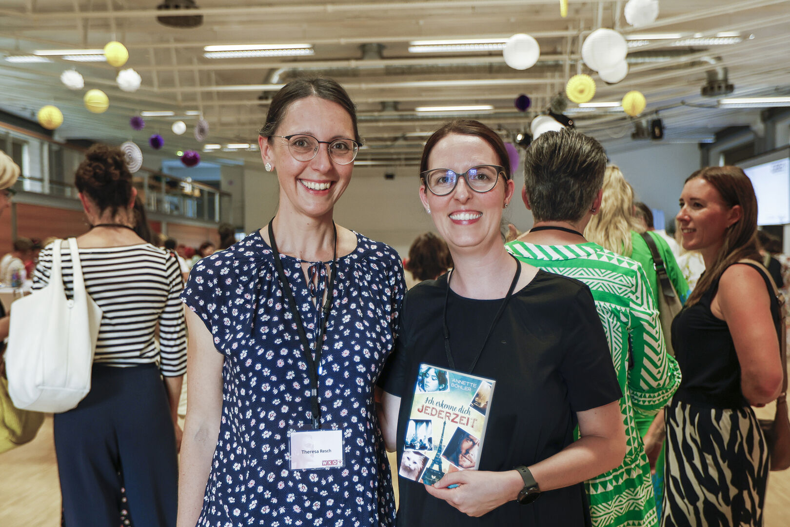 Theresa Resch (BeActive Tours) und Autorin Annette Böhler (v.li.)