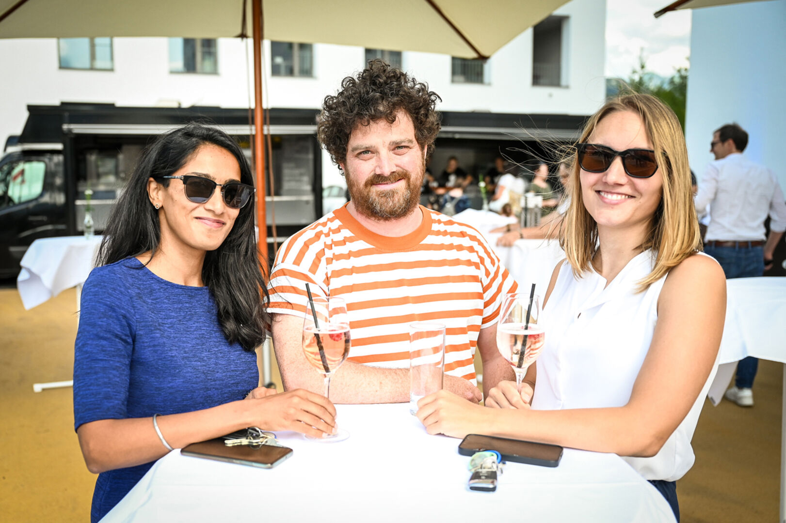 Freuen sich über ihren neuen Arbeitsplatz: Simmi Walia, Benno Gratt und Jessica Geiger (OMICRON electronics)