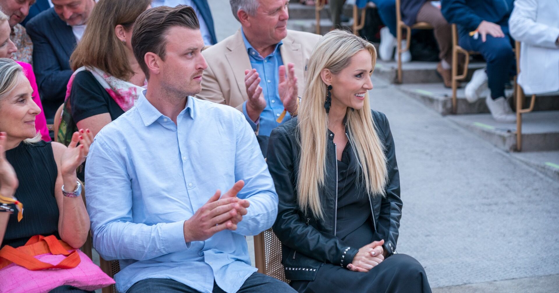 Toni Gabalier und Melissa Naschenweng sitzen bei einer Veranstaltung gemeinsam im Publikum.