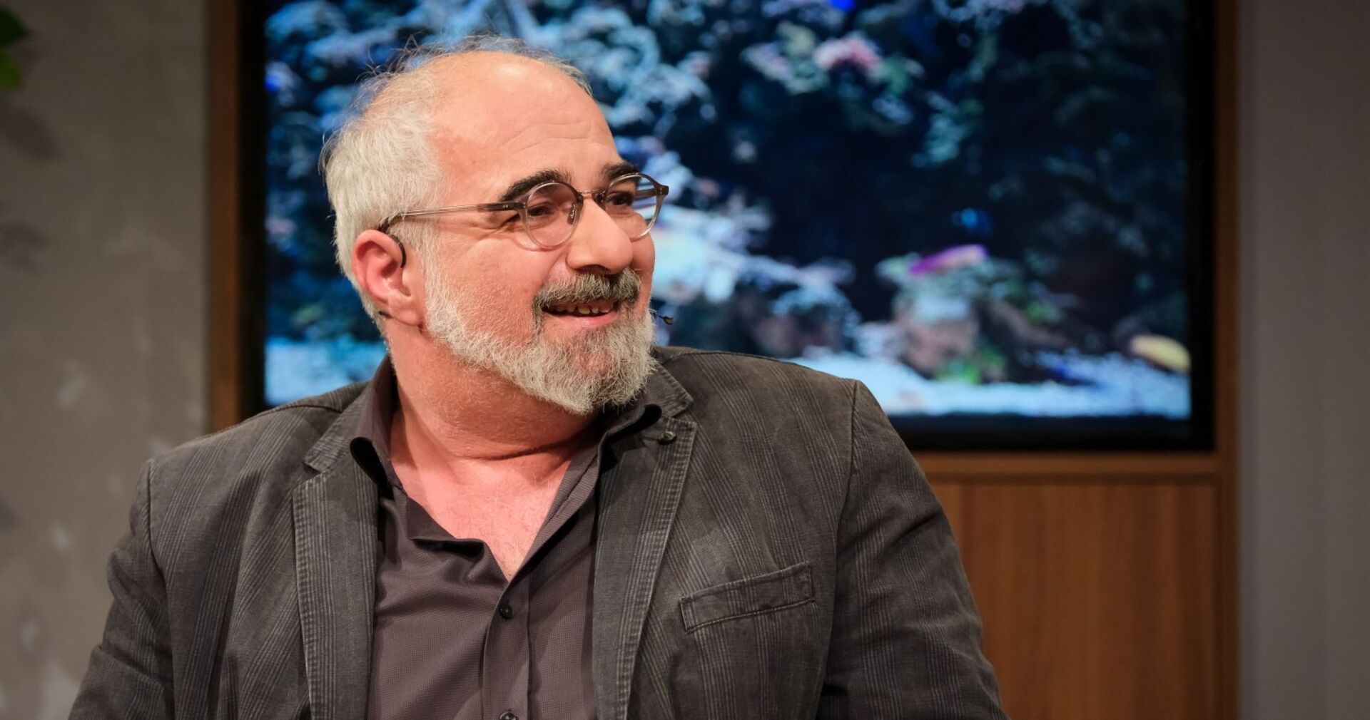 Kabarettist Michael Niavarani bei einem Auftritt.