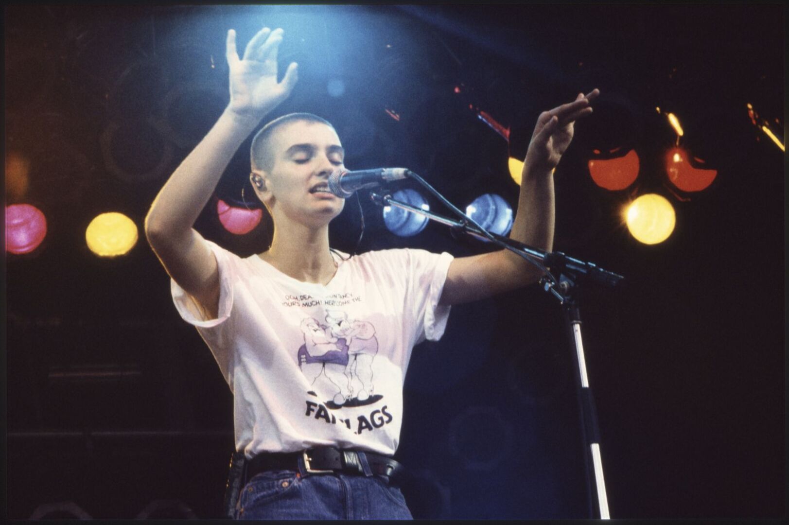 Sinéad O'Connor auf der Bühne.