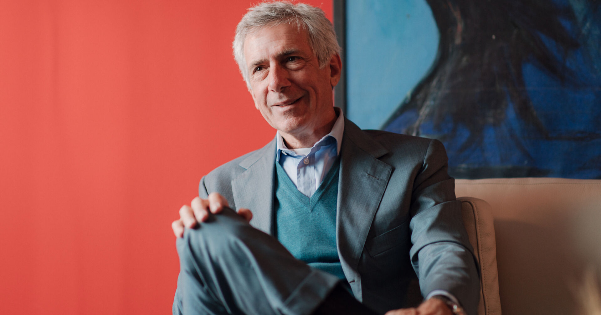 Paolo Barilla sitzt vor einer roten Wand | Credit: Lieb ich Production