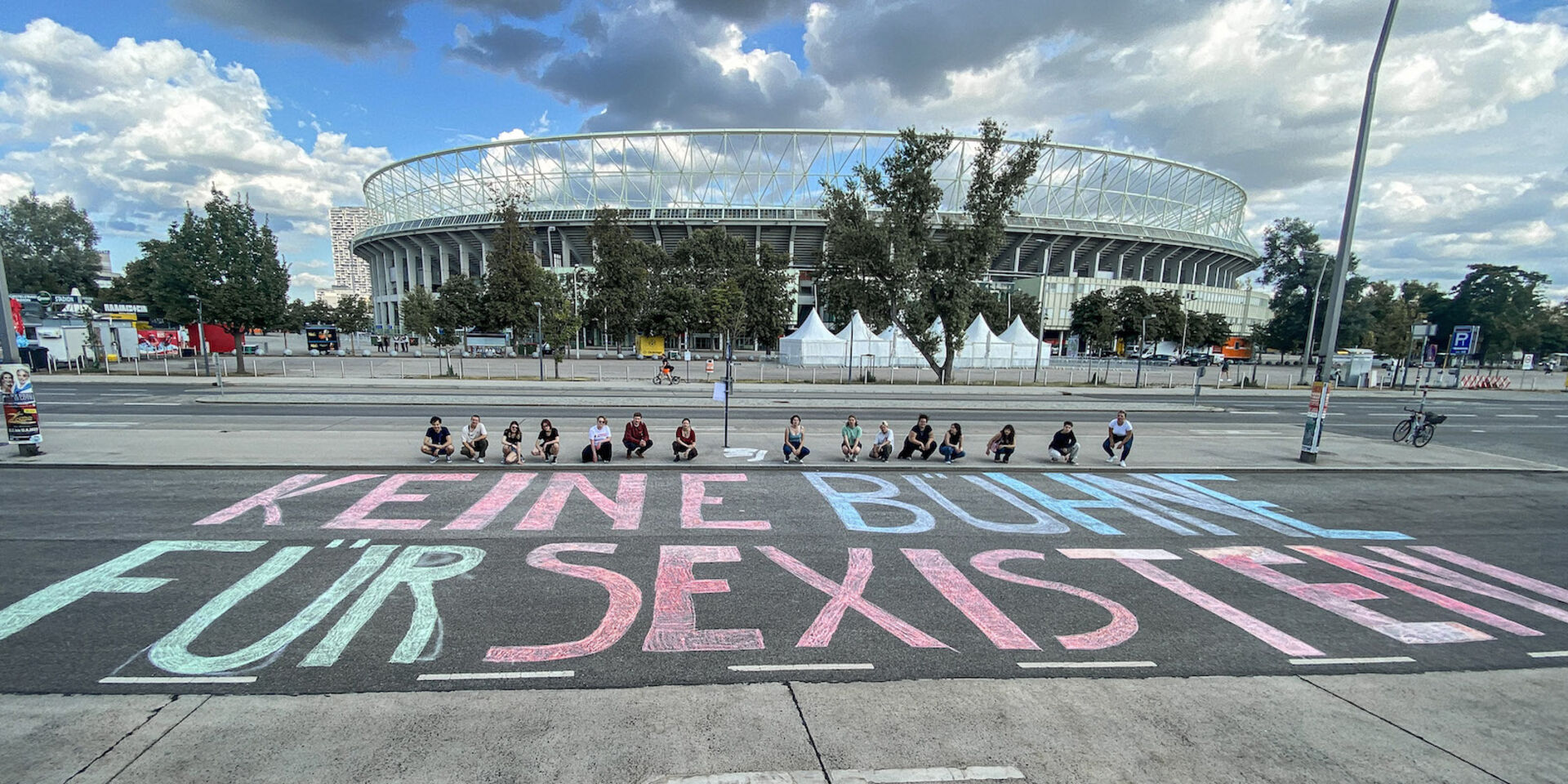 Vor dem Ernst Happel Stadion steht in großen Kreidebuchstaben: Keine Bühne für Sexismus.