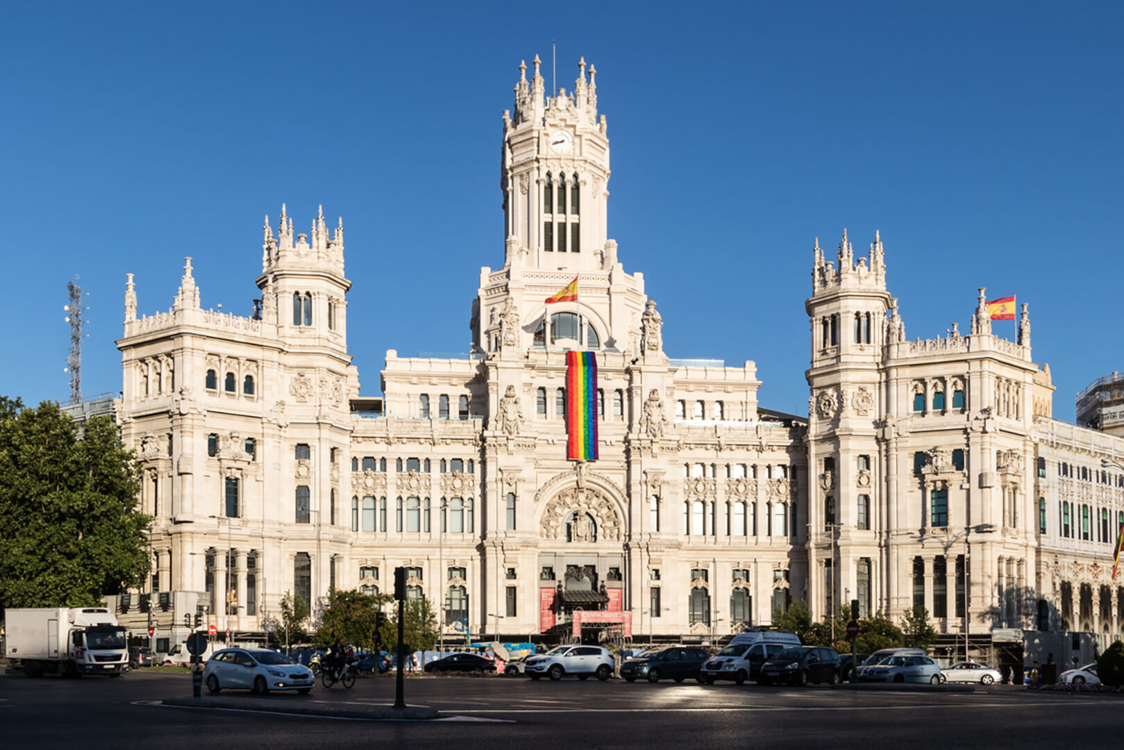 Pride-Fahne hängt am Rathaus von Madrid | Credit: iStock.com/pedrorufo