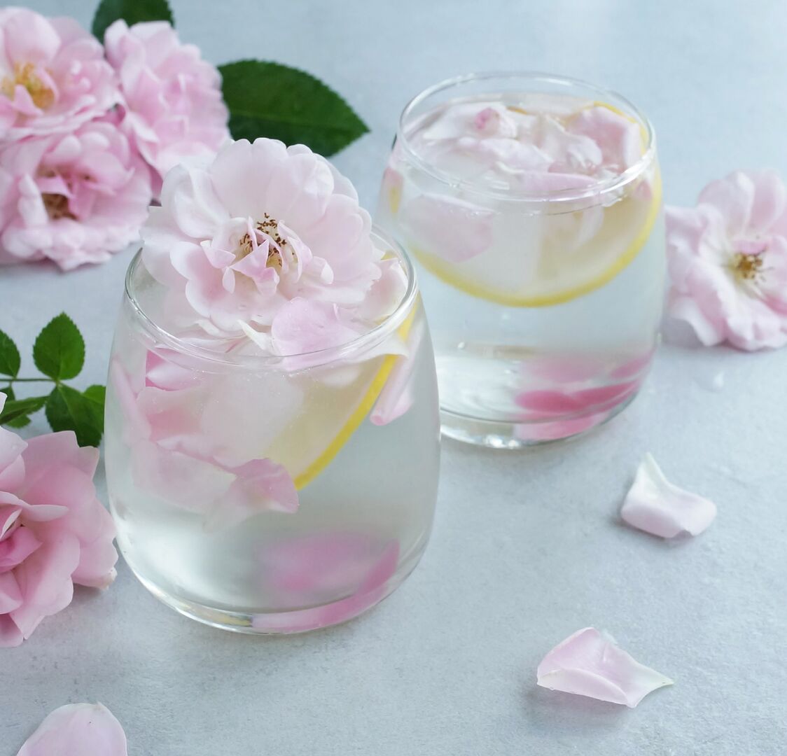 Infused Water mit Rosen | Credit: iStock.com/IrenaStar