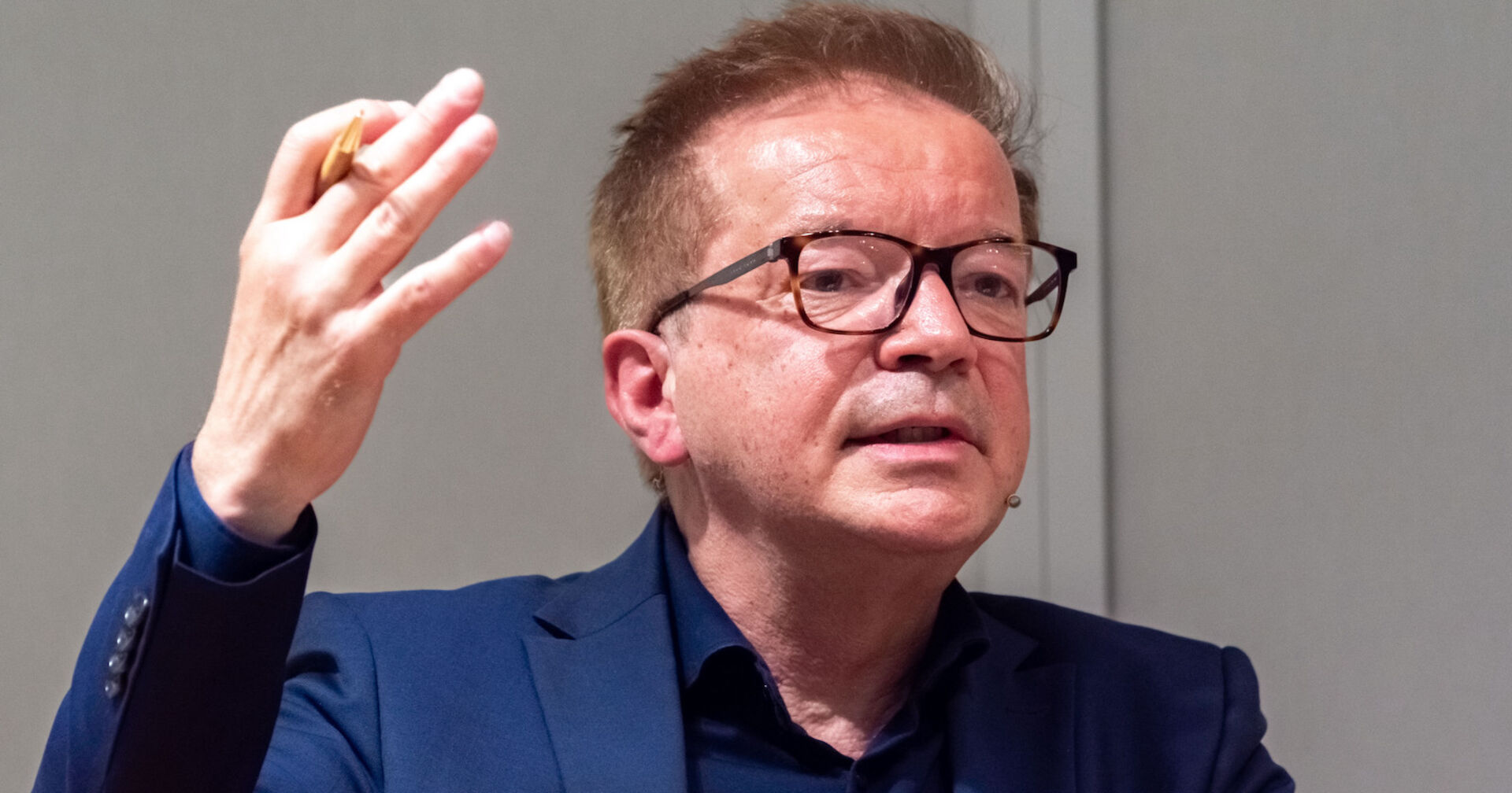 Rudi Anschober im Gespräch, er spricht und gestikuliert.