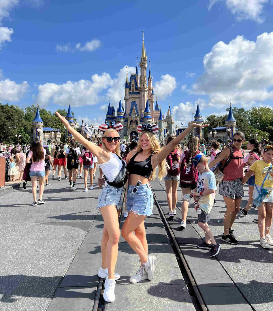 Maria-Theresa Schinnerl mit Tochter Sally vor dem Prinzessinnen-Schloss in Disney World in Orlando.