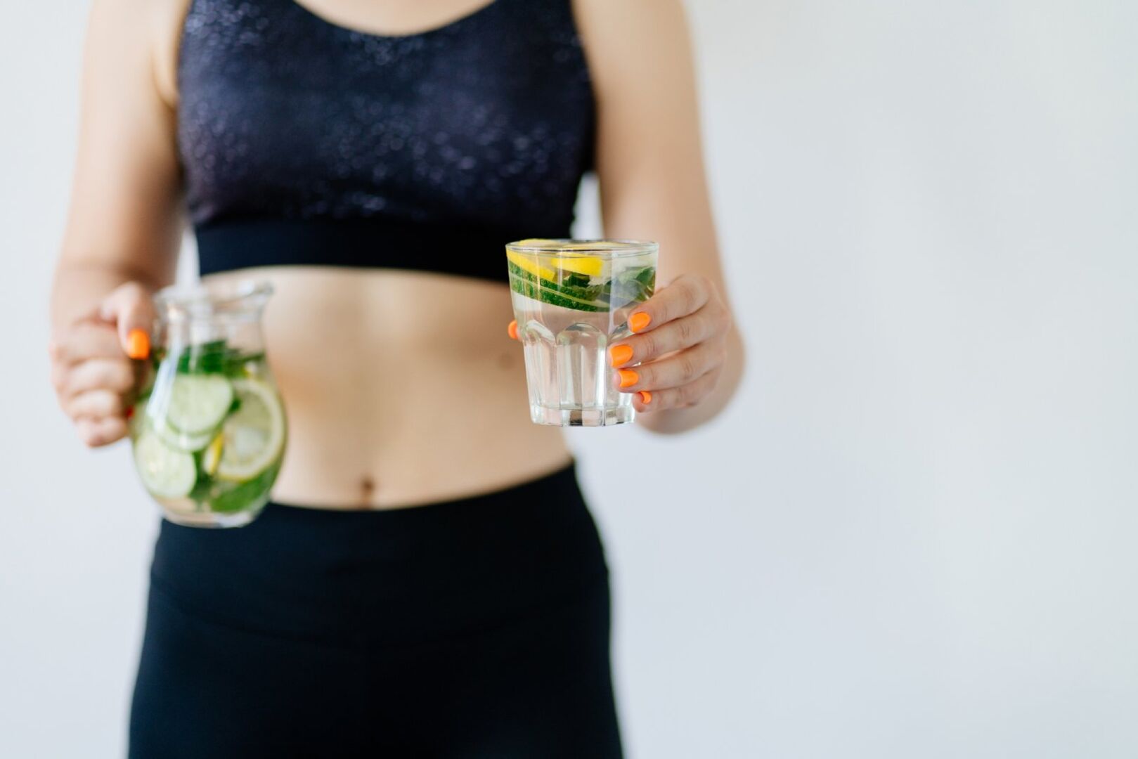 Frau hält Wasser mit Früchten | Credit: iStock.com/Vadym Petrochenko
