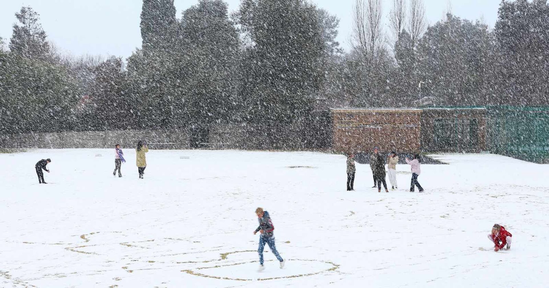Menschen in Johannesburg spielen in Schnee.