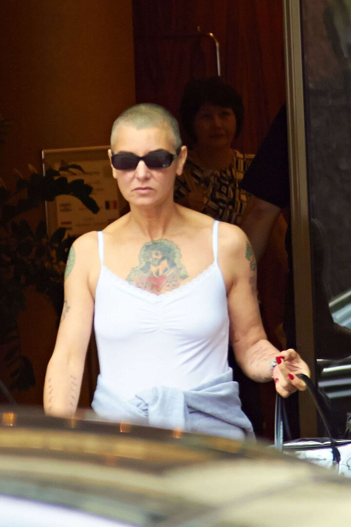 Sinéad O'Connor mit Sonnenbrille und Trägershirt.
