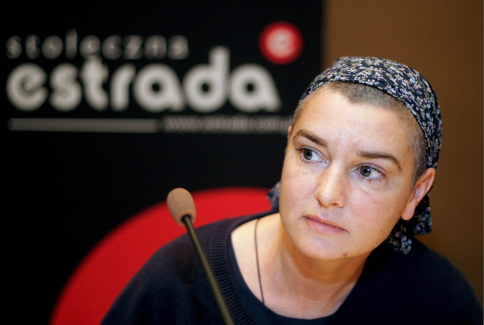 Sinéad O'Connor mit Kopftuch.