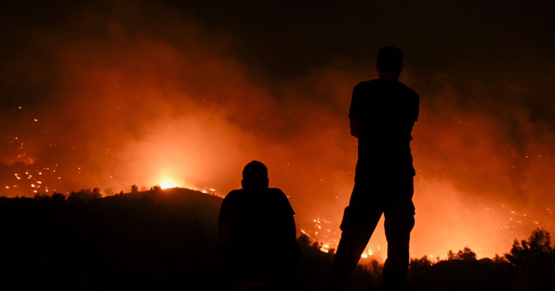 Flammen: Zwei Menschen beobachten den Waldbrand.