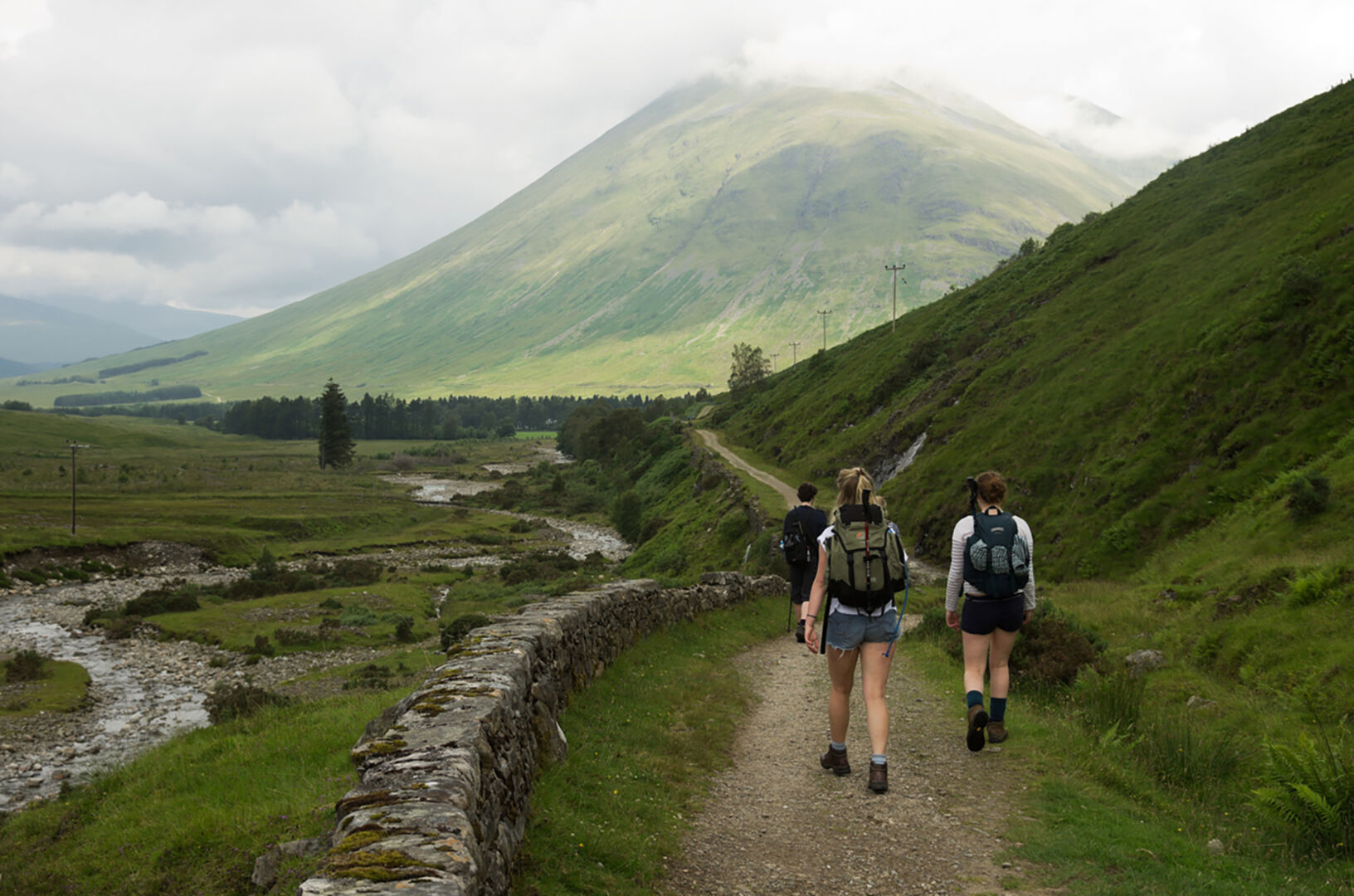 Gruppe wandert durch Schottland | Credit: iStock.com/zmeel