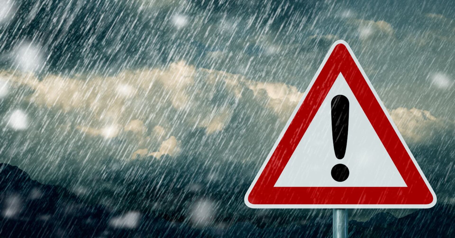 Achtung-Schild mit Starkregem im Hintergrund.