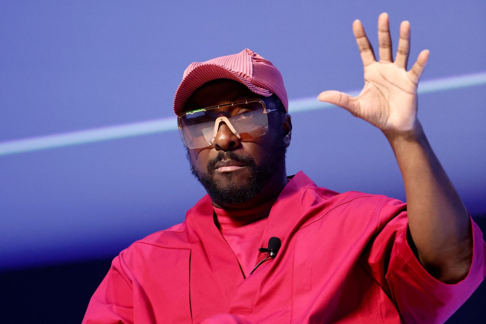 &quot;The Black Eyed Peas&quot;-Rapper will.i.am in rotem Pullover.