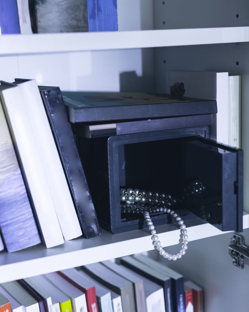 Tresor im Bücherregal | Credit: iStock.com/KatarzynaBialasiewicz