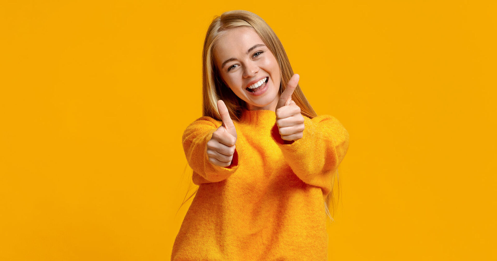 Junge Frau mit Daumen hoch | Credit: iStock.com/Prostock-Studio