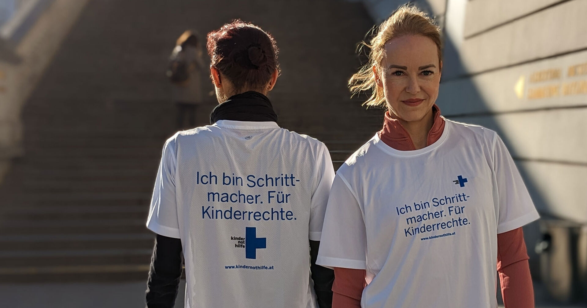 Junge Frau und ihre Freundin in T-Shirts der Kindernothilfe Österreich | Credit: Kindernothilfe Österreich