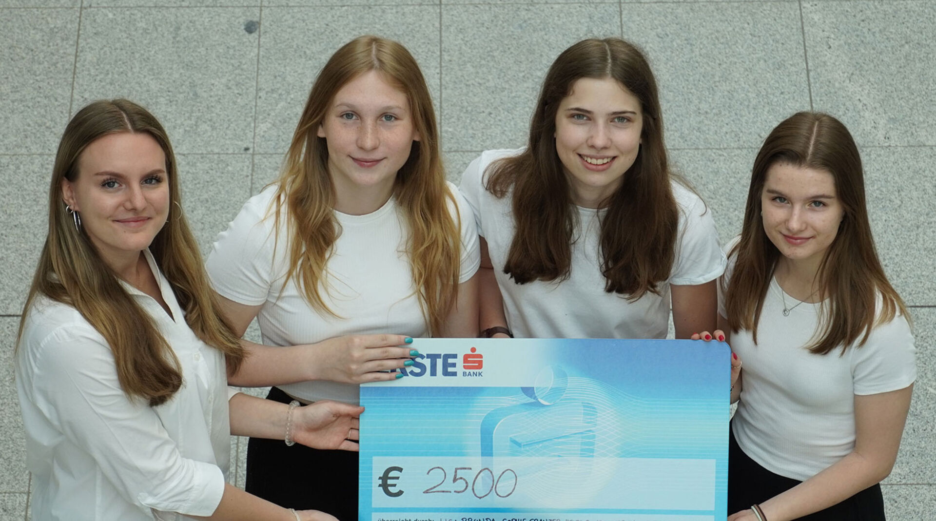 Schülerinnen mit einem Spendenscheck in der Hand | Credit: Kindernothilfe Österreich