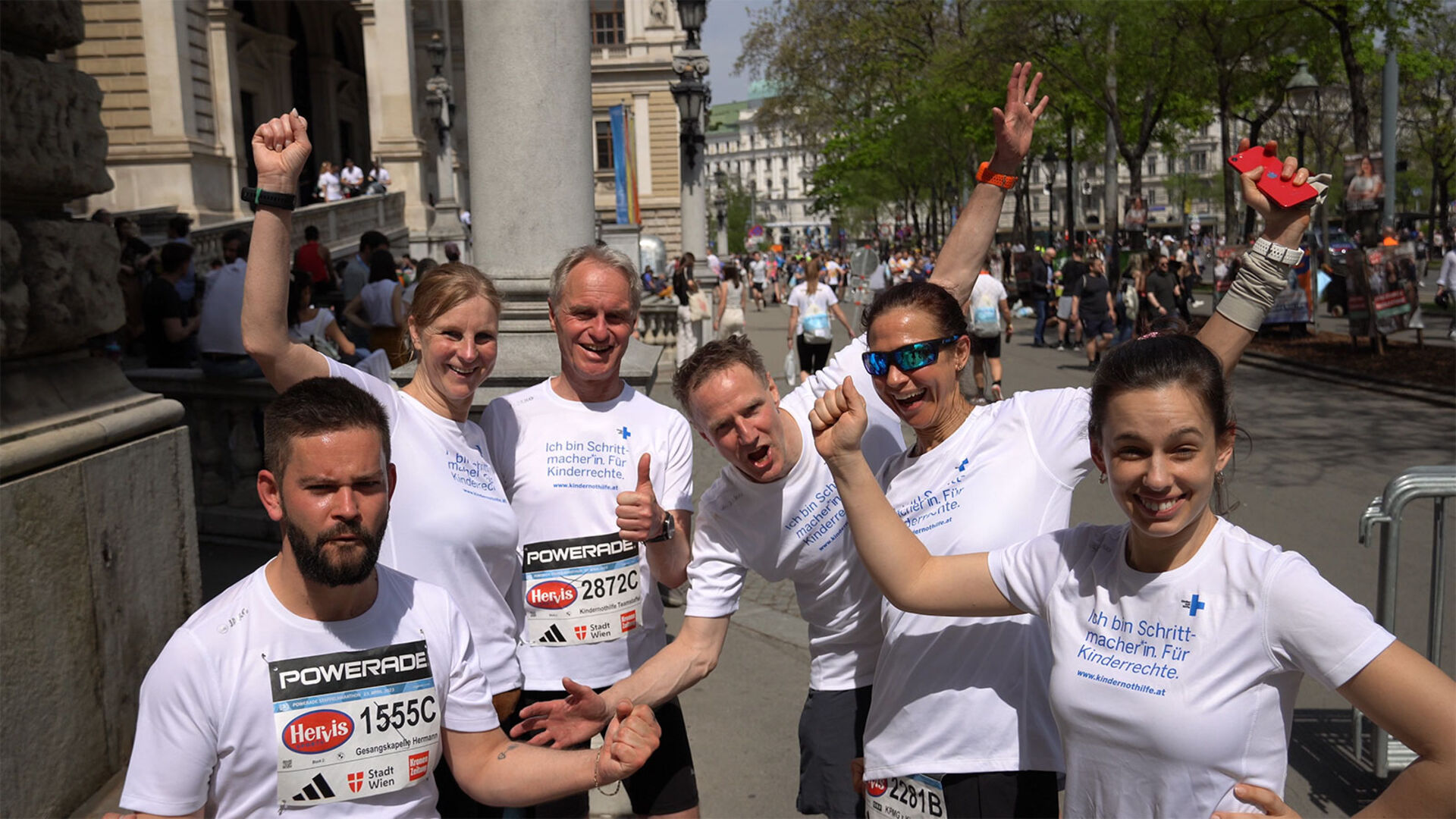Teilnehmerinnen und Teilnehmer eines Halbmarathons in T-Shirts der Kindernothilfe | Credit: Kindernothilfe Österreich