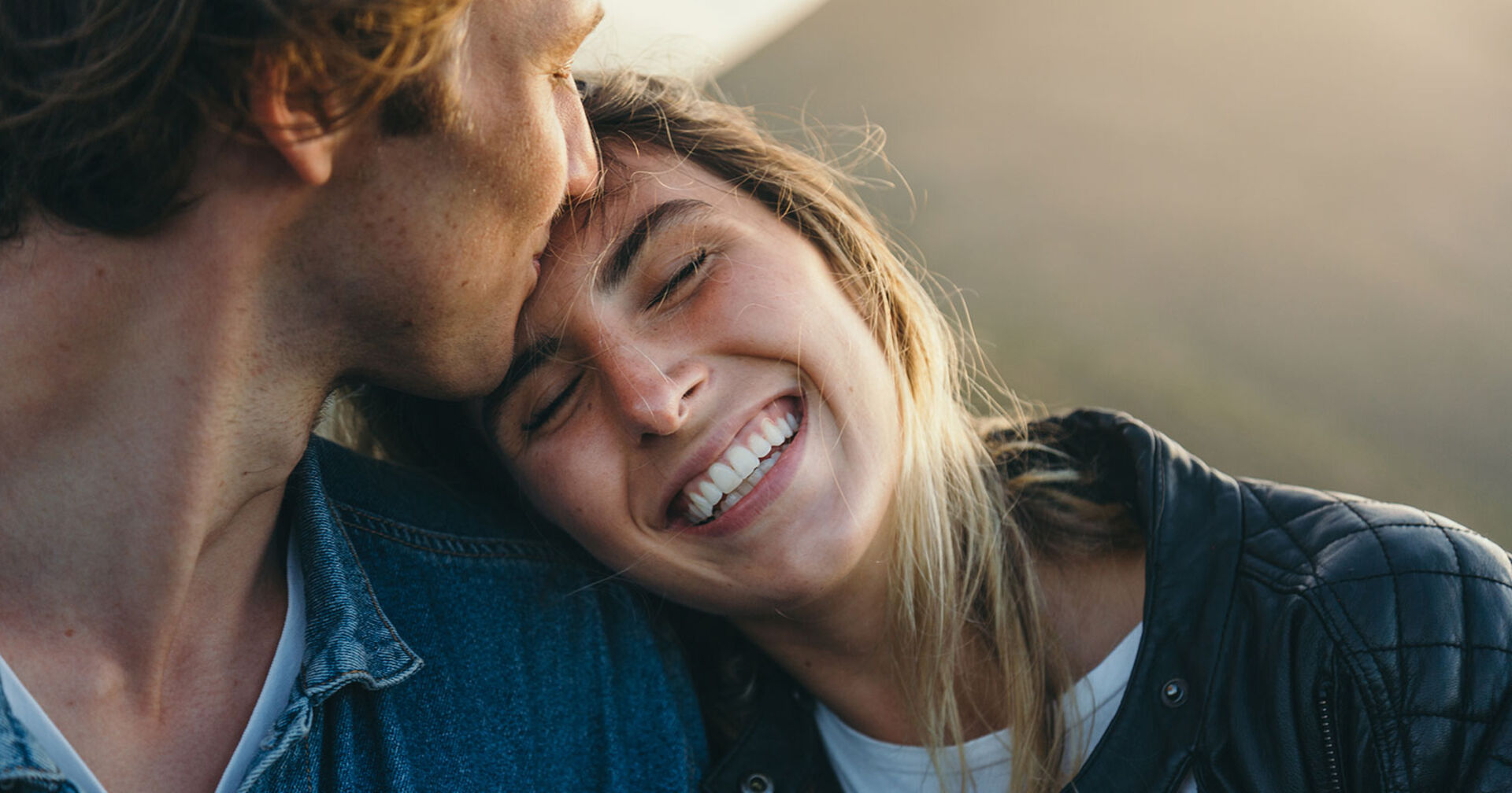 Junges glückliches Pärchen | Credit: iStock.com/Timm Creative
