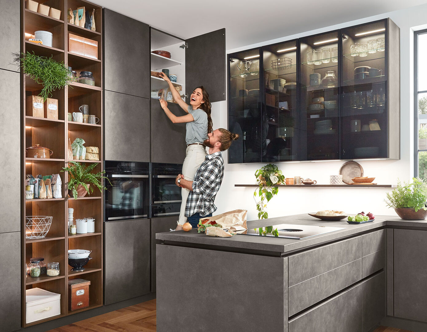 Junges Pärchen bei der Hausarbeit in einer kleinen Küche | Credit: XXXLutz