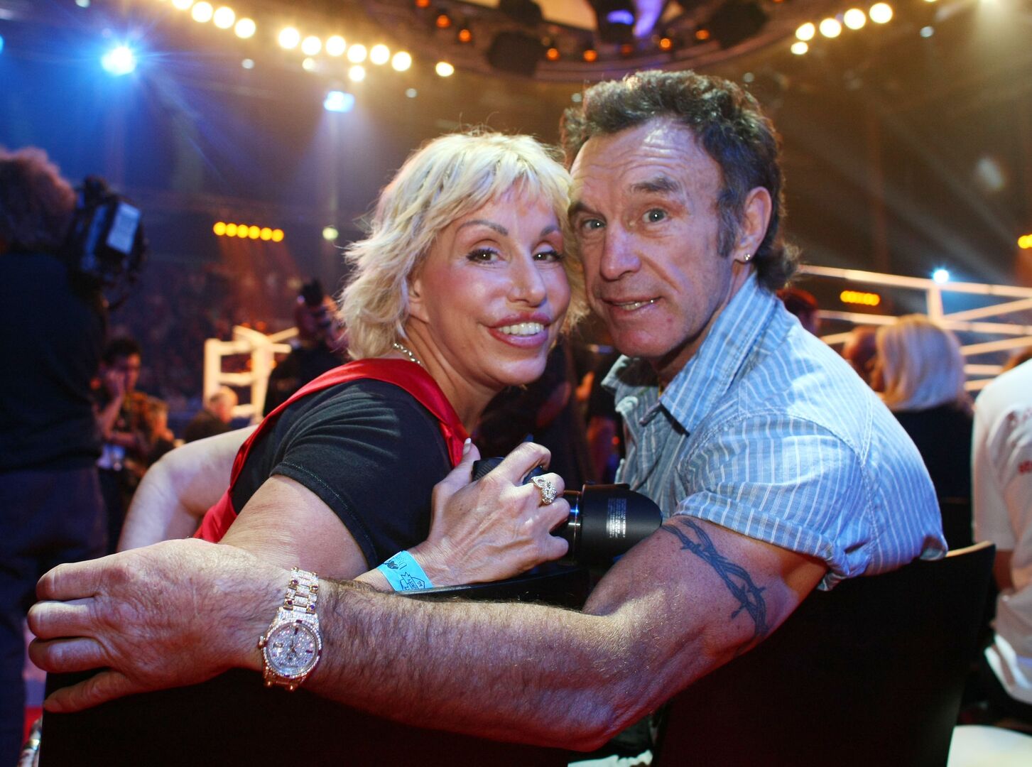 René Weller, der seine Ehefrau Maria im Zuschauerbereich eines Boxkampfes umarmt