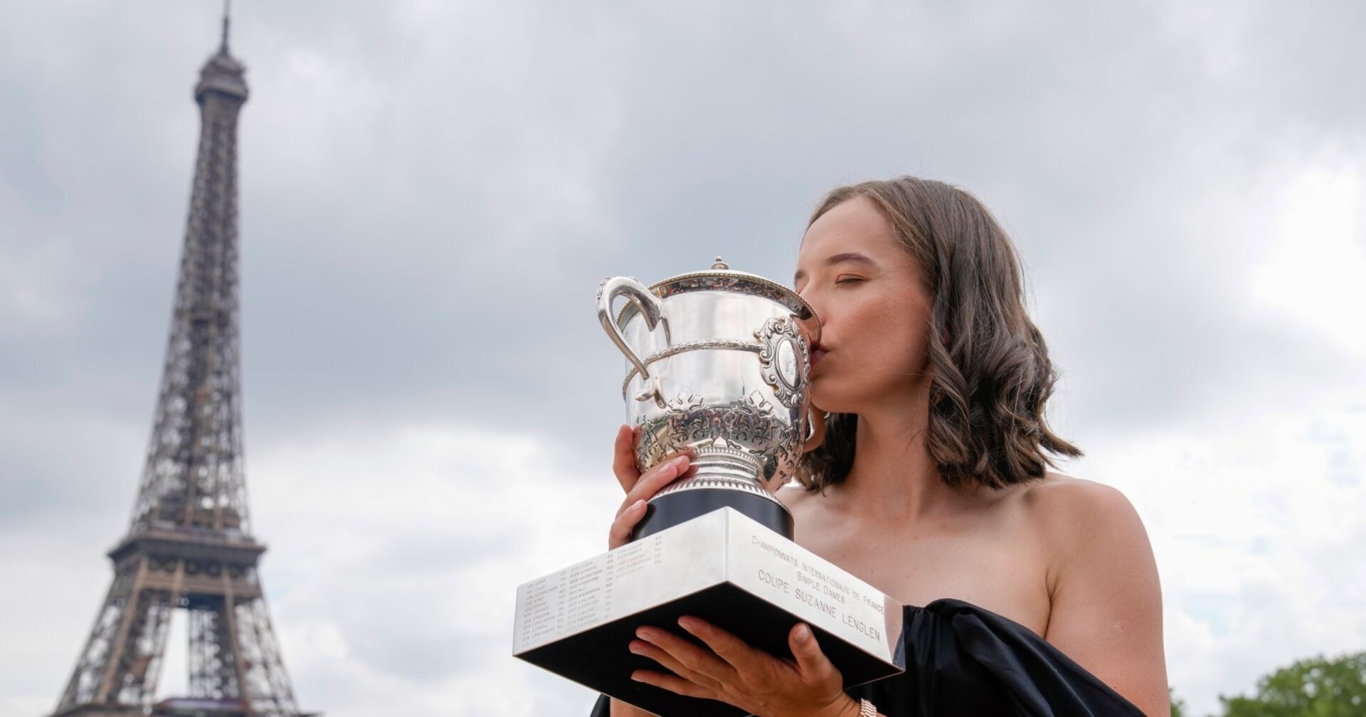Iga Swiatek, die im Schatten des Eifelturms den French Open-Pokal küsst