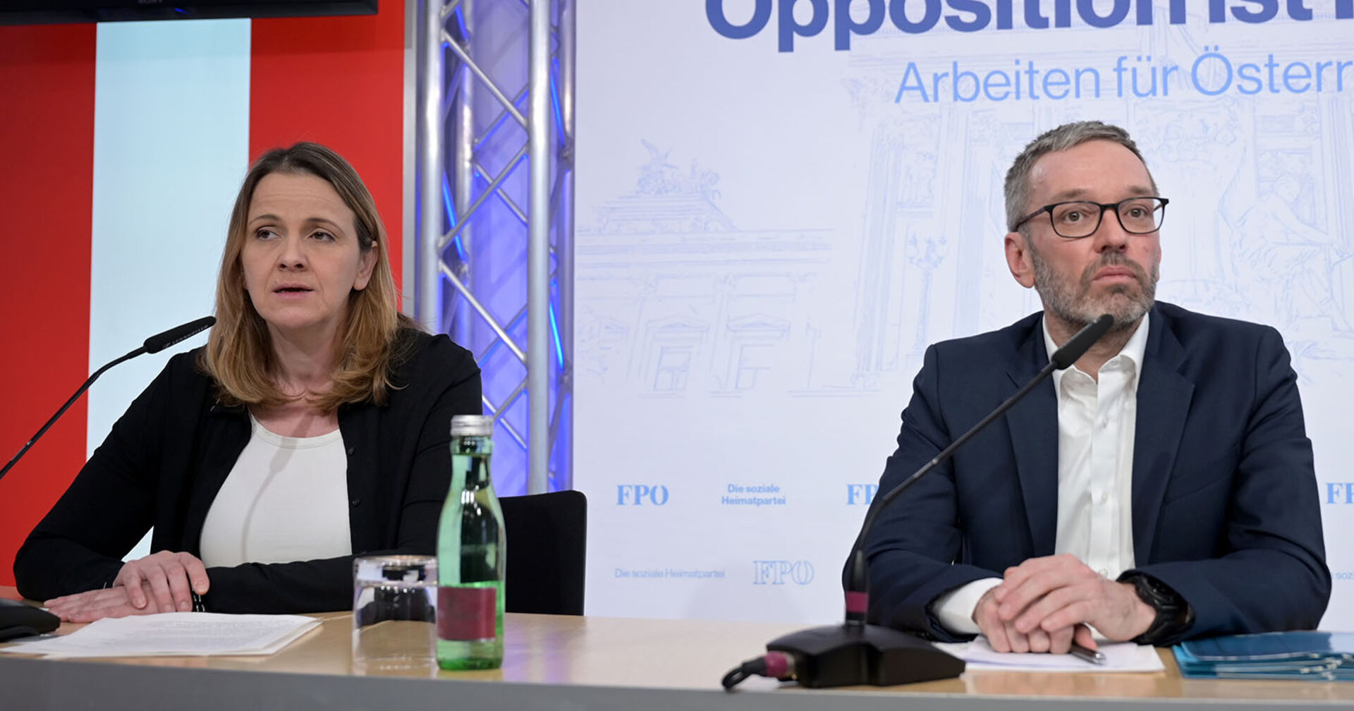 FPÖ-Gesundheitsprecherin Dagmar Belakowitsch und FPÖ-Bundesparteiobmann Herbert Kickl im Rahmen einer Pressekonferenz.