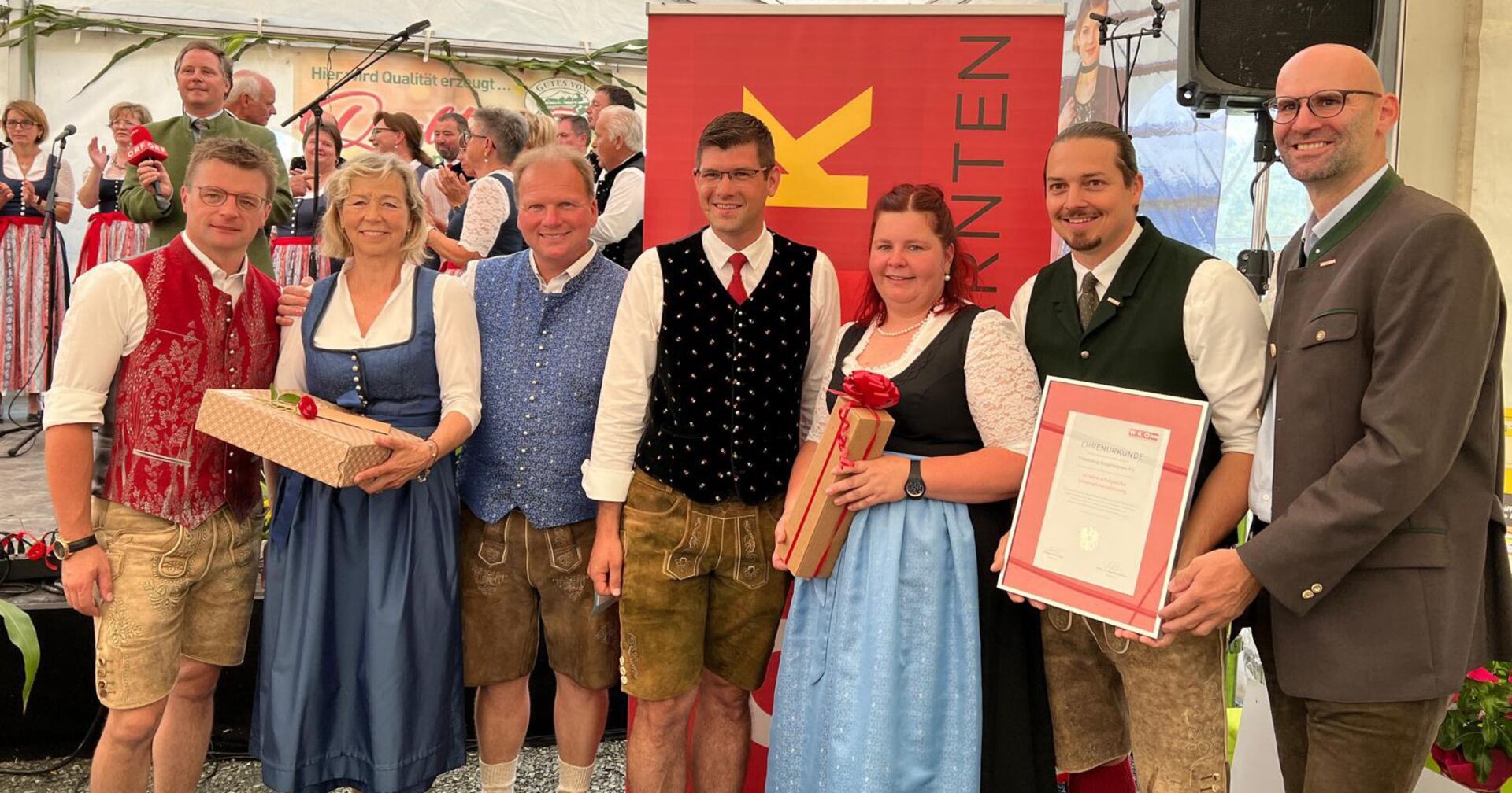 Max Strohmaier, Ingrid Bachler, Bernd Pobaschnig, Martin Gruber, Petra Pobaschnig, Walter Sabitzer und Robert Schratt stehen vor einem Radio Kärnten-Rollup