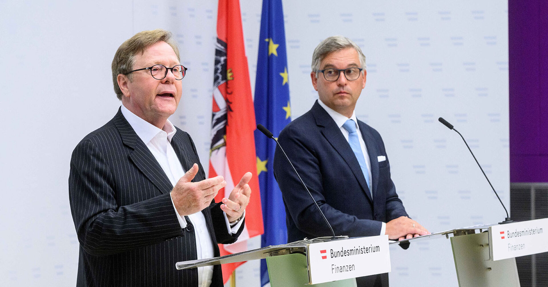 Willibald Cernko, Obmann der Sparte Bank und Versicherung in der Wirtschaftskammer und Finanzminister Magnus Brunner bei der Präsentation des Banken-Maßnahmenpakets