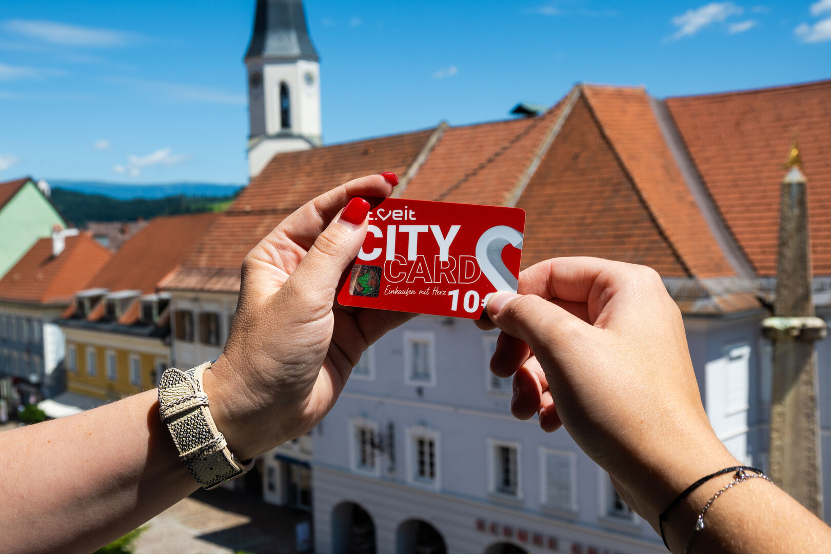 Frau hält City Card-Day Karte in der Hand