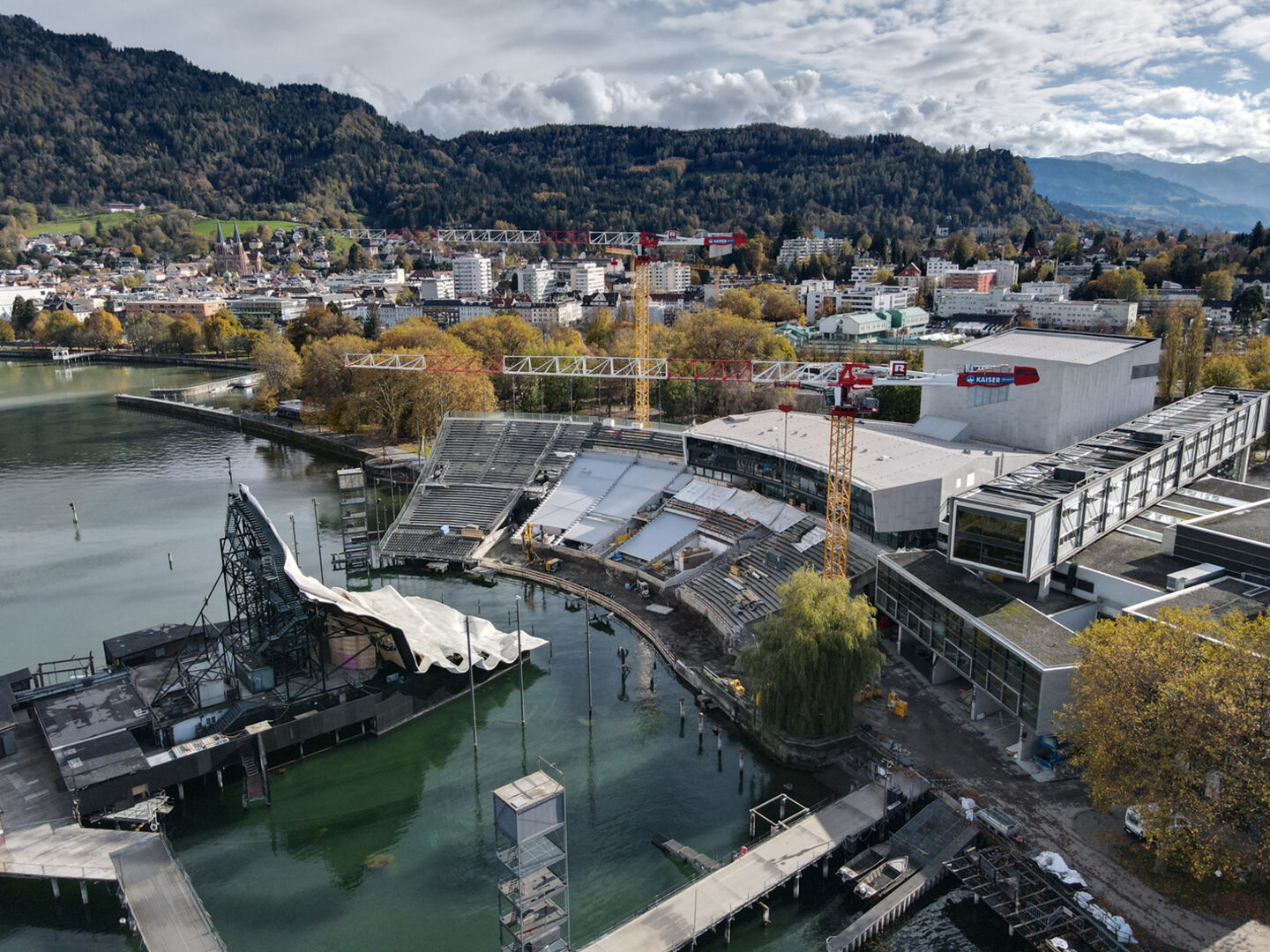 Erneuerung der Seebühne nach 45 Jahren.