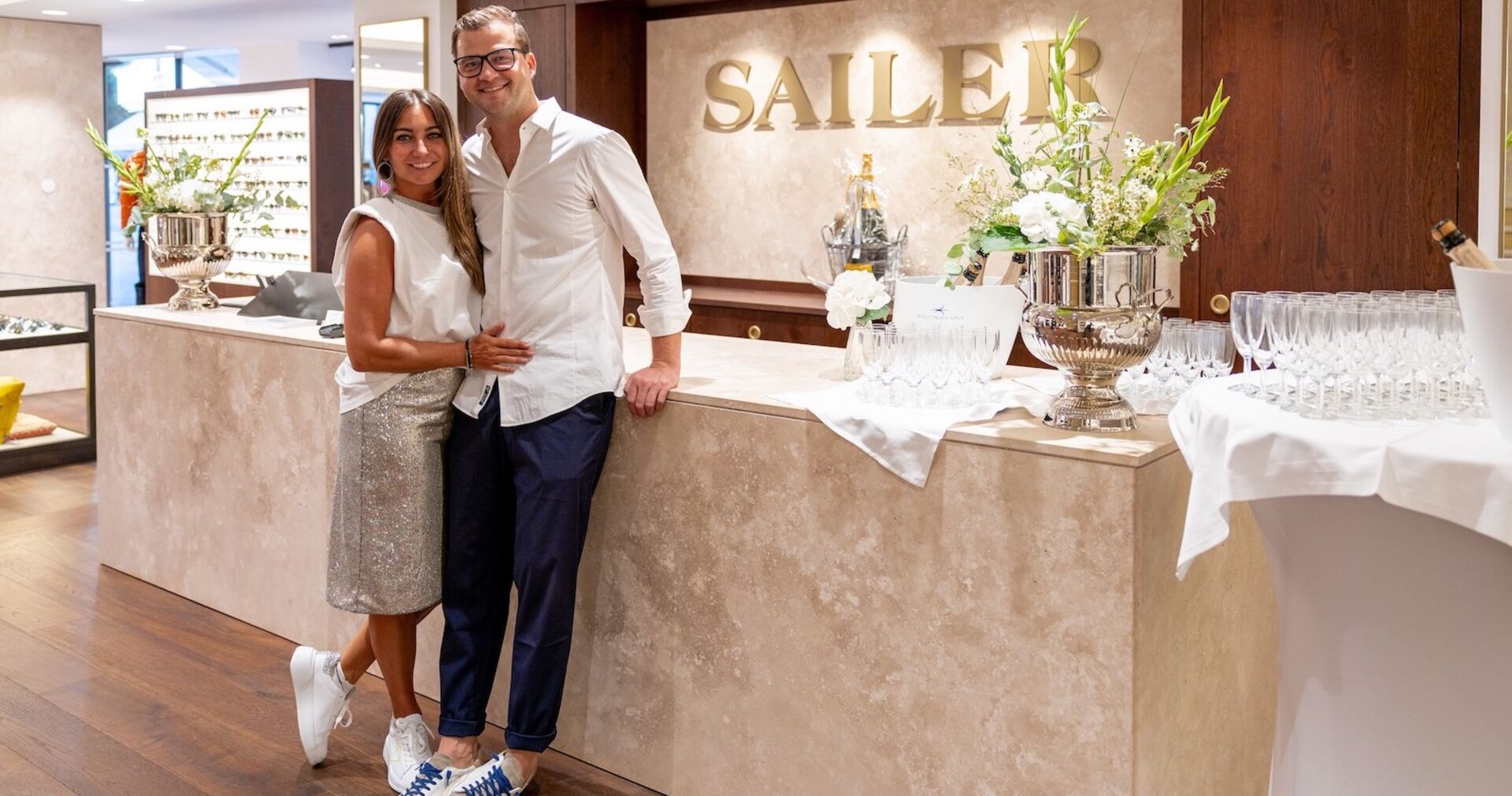 Paulo Sailer und Gattin Romina stehen beim Empfang, mitten im Geschäft