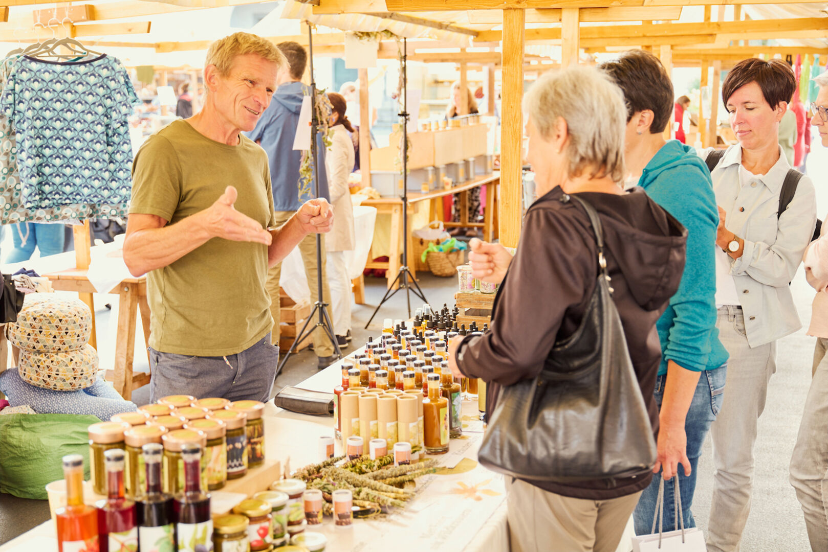 Es werden Limonaden, Tees und Gewürze wie auch Kissen und vieles mehr am Kräutermarkt angeboten.