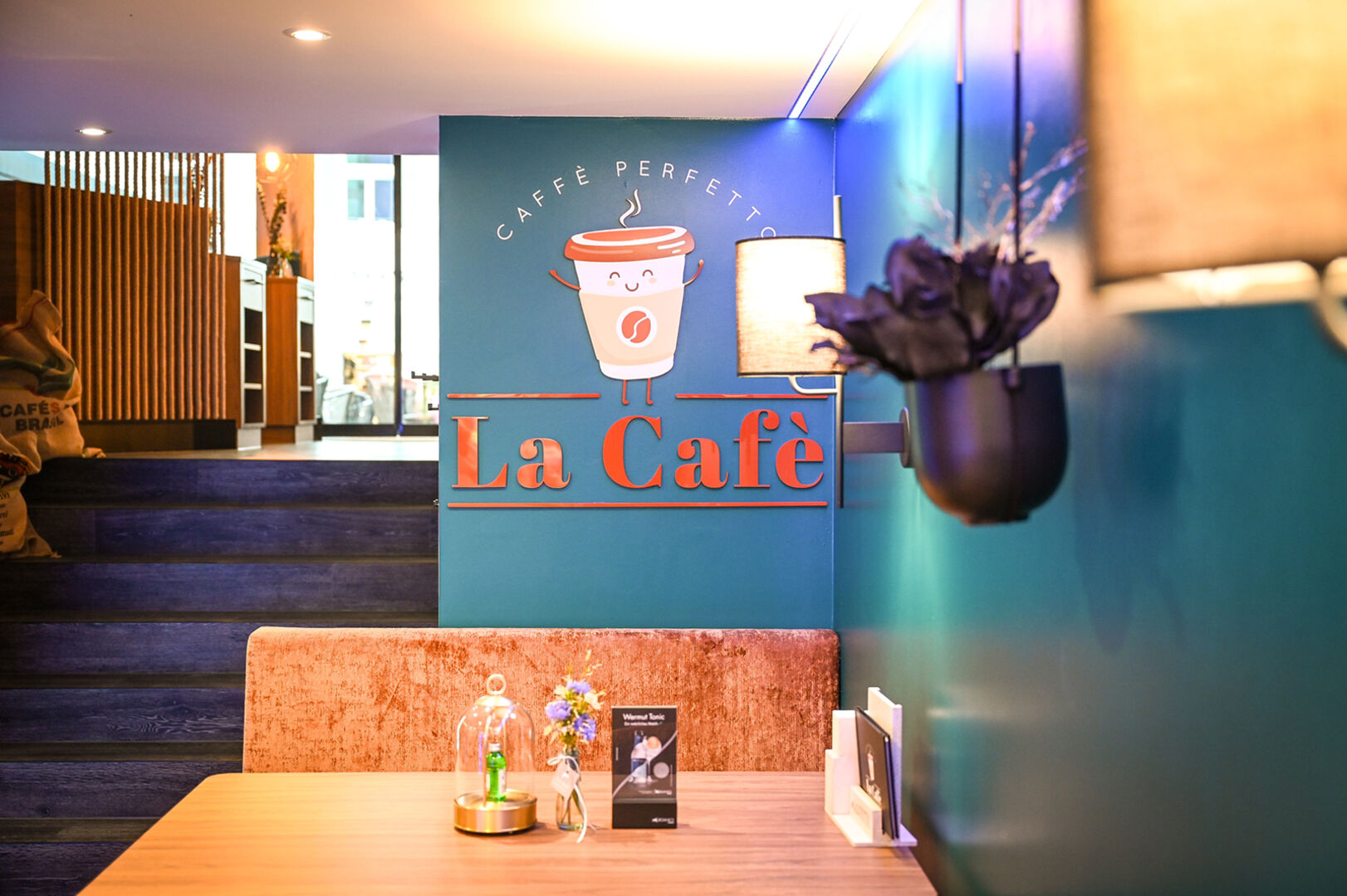 Das Ambiente im „La Café“ überzeugt. Frühstück gibt es hier täglich bis 12 Uhr. Versuchen Sie es mal mit der „Etagere für 2“