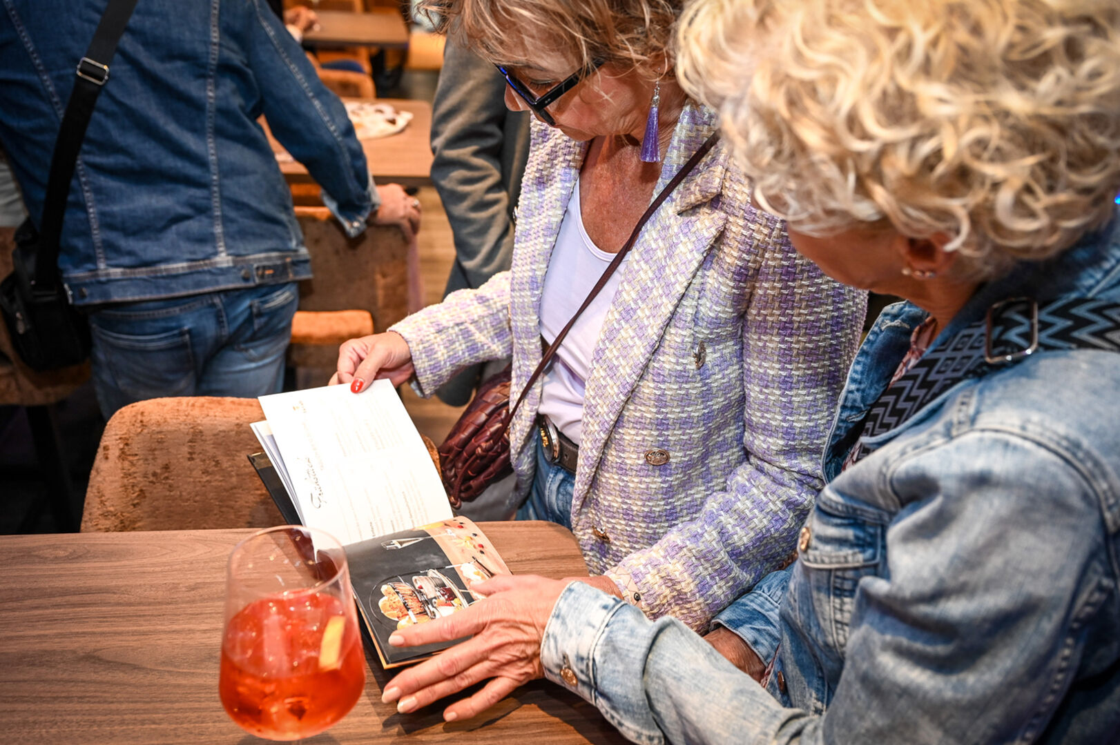 Großes Interesse an der „La Café“-Speisekarte.