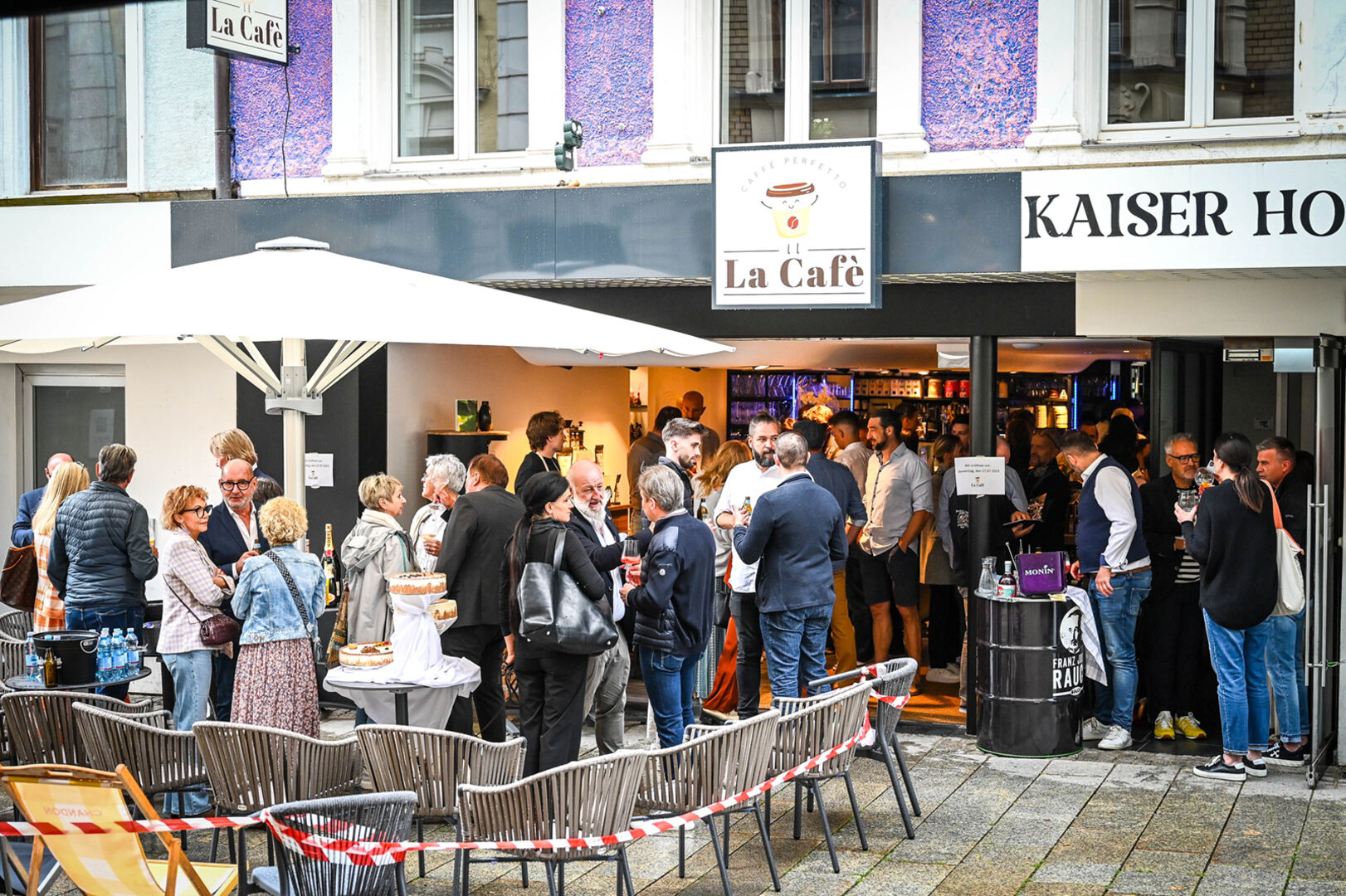Insgesamt 120 Sitzplätze stehen im Cafe, und im „Gartenbereich“ zu beiden Seiten des Lokals in der Kaiserstraße und in der Rathausstraße zur Verfügung.