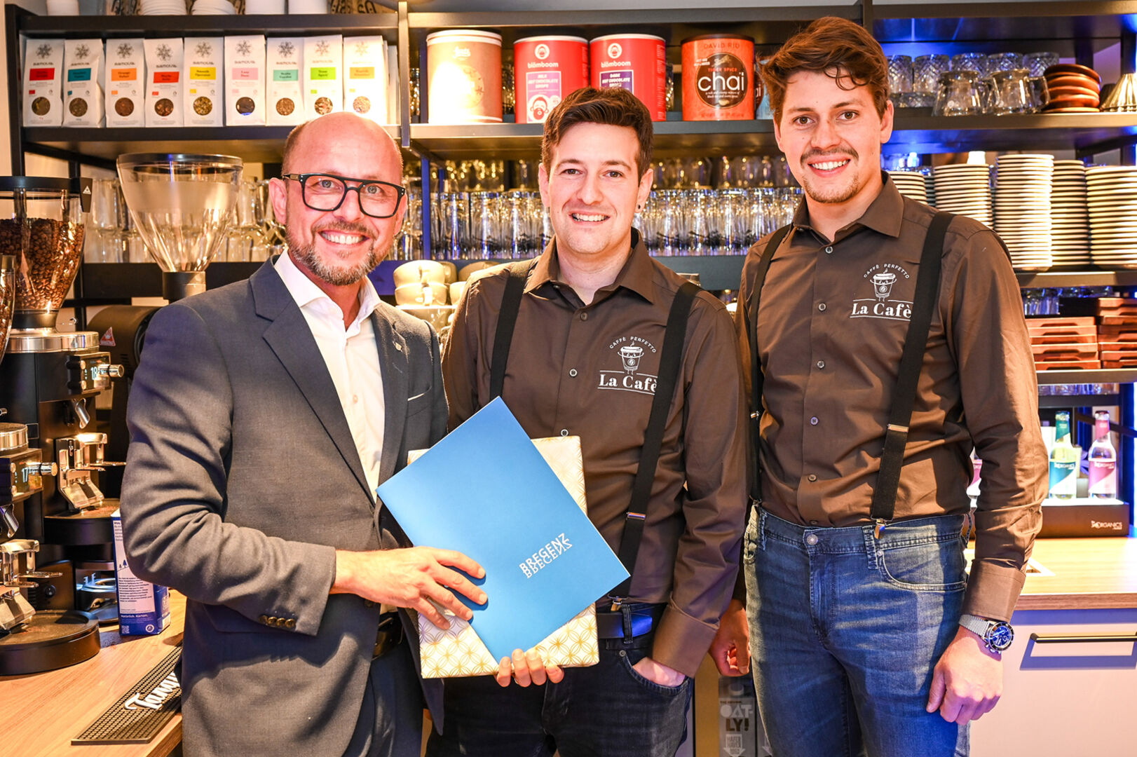 Bregenz-Bürgermeister Michael Ritsch mit den „La Café“-Geschäftsführern Claudio Errico und Manuel Vetter