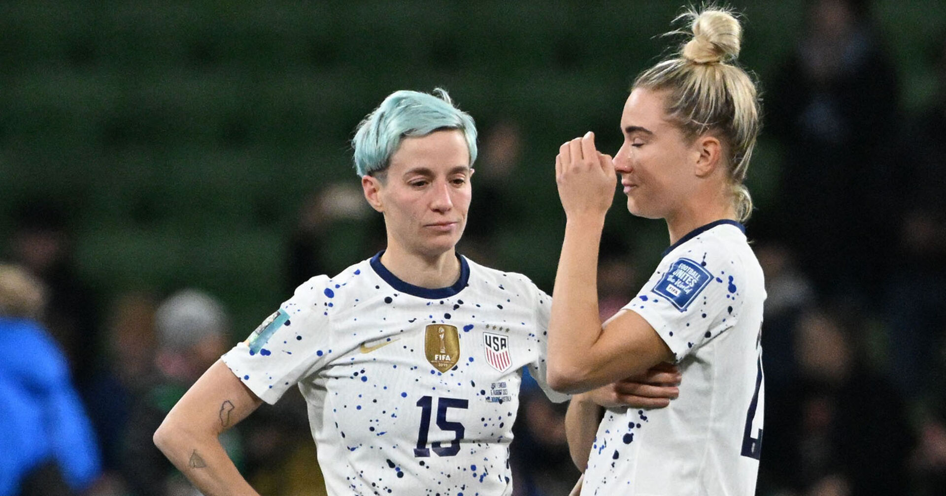 Die US-Teamspielerinnen Megan Rapinoe und Kristie Mewis nach dem Ausscheiden bei der Fußball-WM.