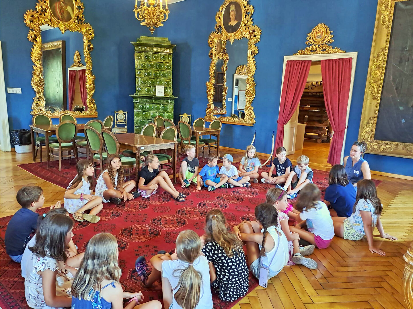 Museum für Kinder Teilnehmer sitzen am Boden