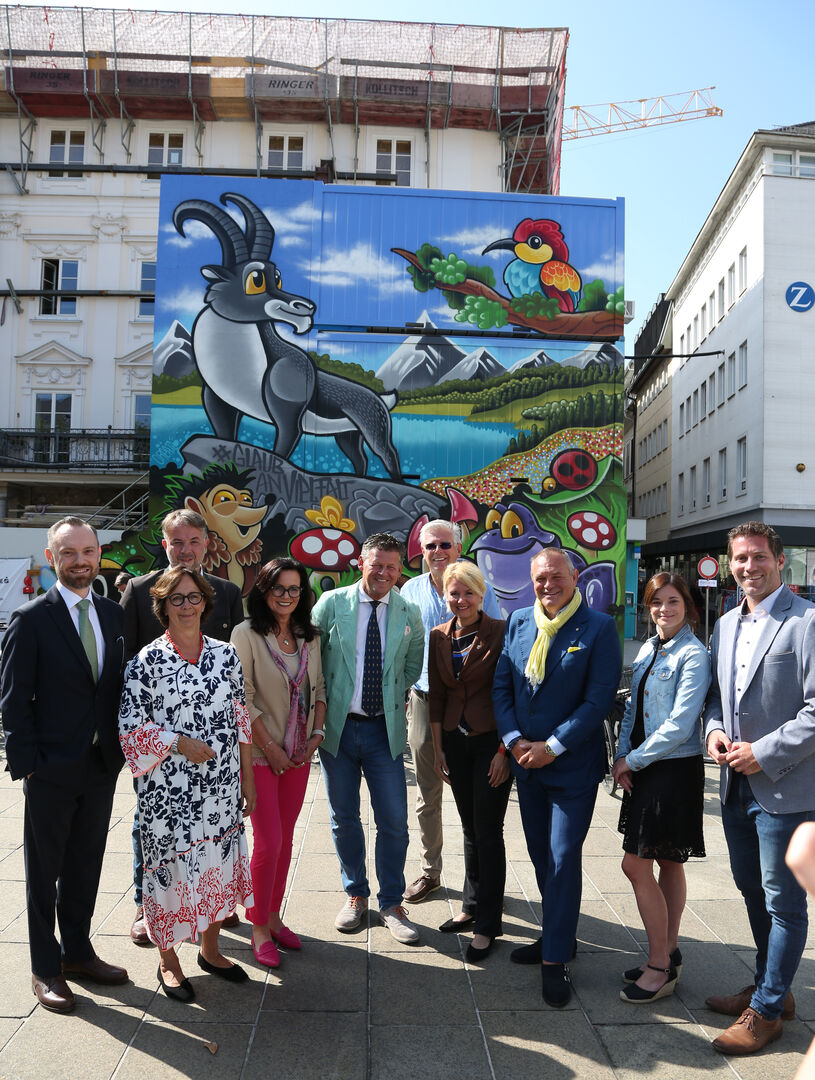 Graffiti am Neuen Platz bei der Baustelle mit Gästen