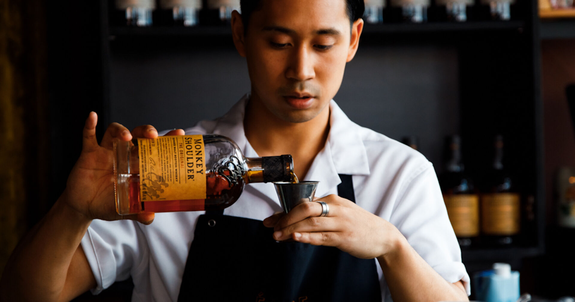 Barkeeper Philip Cortez schenkt Whiskey ins Glas | Credit: Adrian Almasan